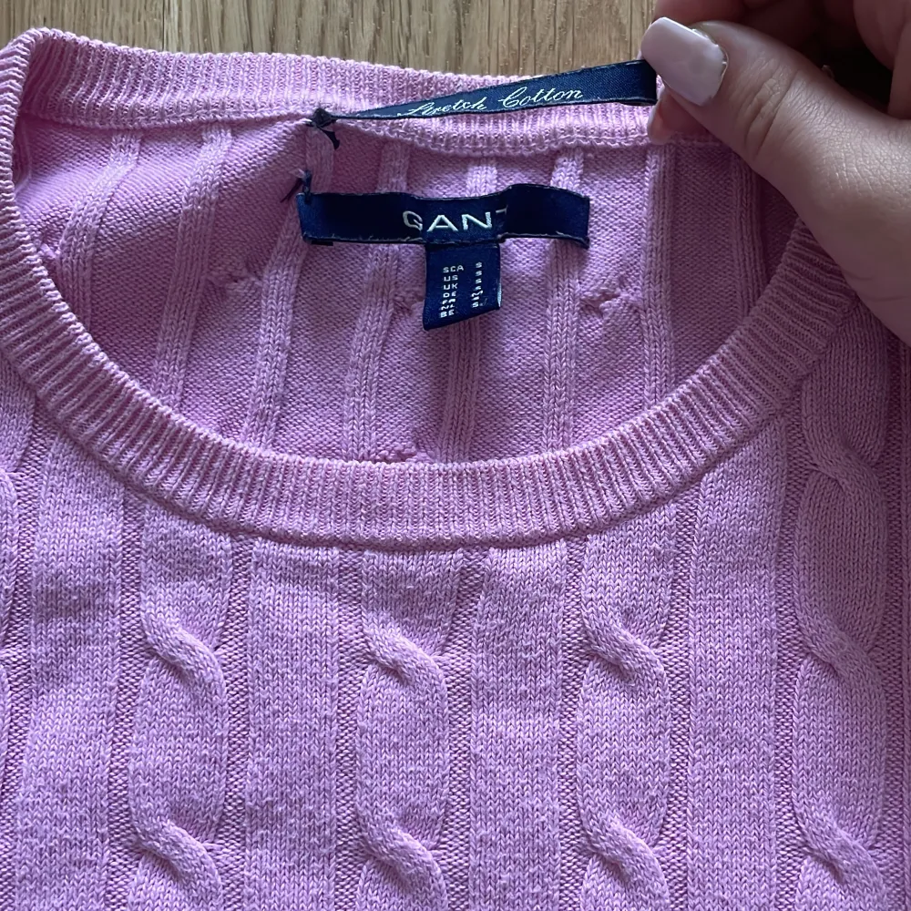 Jättefin rosa gant tröja inte jättesliten men som man ser på sista bilden har lappen nästan åkt av men det är inget man märker och man kan sy fast den igen! 💘🩷. Hoodies.