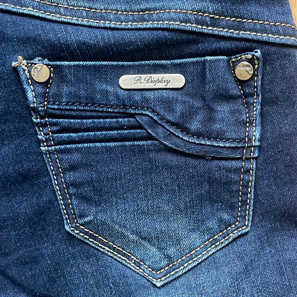 Skitsnygga Jeans med tre knappar/ Sthlm stil jeans, dome skinny men man kan sy ut och är inte alls slitna💘😇 . Jeans & Byxor.
