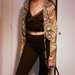 Knytblus - Knytblus från HM i storlek M. Använd men inget att anmärka på. 