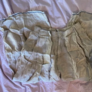 Linnebyxor Weekday - Vida linnebyxor i beige med fint fall från Weekday. Knappt använda, i gott skick! Storlek 40.