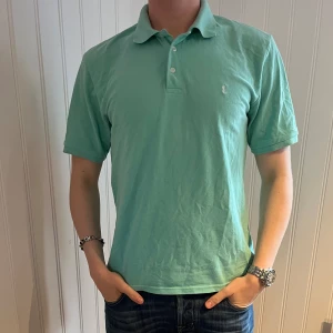 Saint Laurent piké - Säljer denna mint färgade YSL pikén | skick:8,5/10 | storlek L | pris: 349kr | Modellen på bilden är 187cm | Fraktar via PostNord och Instabox på köparens bekostnad:)  Hör av dig vid frågor och funderingar mvh 