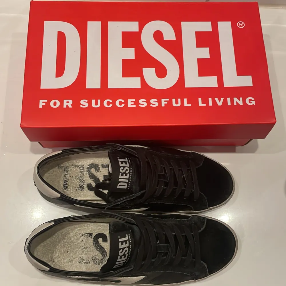 Originalpris 2400kr!!!! Feta diesel skor perfekta för sommaren. Köpte nyss men jag råkade köpa en storlek för stor vilket gör att jag tvingas sälja dem. Har används i ca 3 månader. . Skor.
