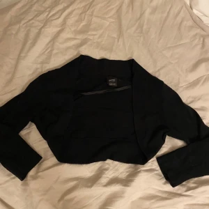 Bolero  - Söt bolero som är enkel att stylea! Ärmarna är precis över armbågen och den är liten i storlek!🦋