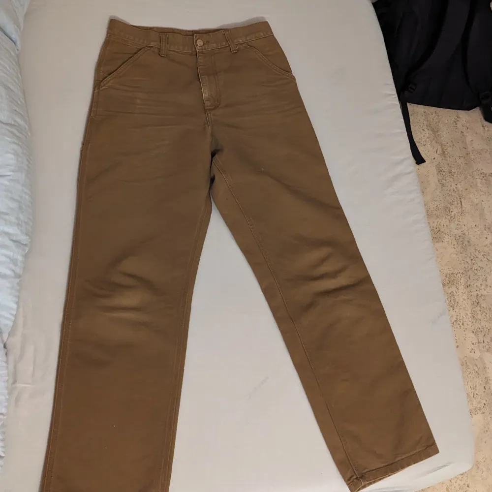 Carhartt single knee i Harrington brown. Köptes runt ett år sen men användes inte särskilt mycket då de är för korta nu. Original pris 1300kr.. Jeans & Byxor.