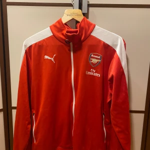 Arsenal tränings tröja - Fint skick dock något märke men går säkert bort i tvätten.