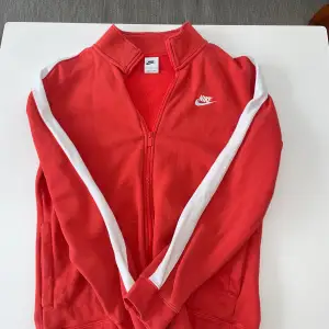 Nike zip tröja. 10/10 skick aldrig använd. Pris kan diskuteras!