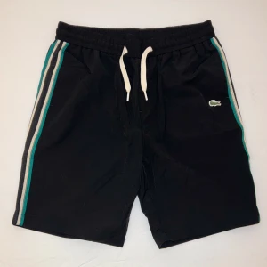 Lacoste shorts - Helt nya Lacoste shorts perfekta till sommaren och våren nu. Sitter riktigt skönt. Pris ej hugget i sten och skriv privat för mer info!
