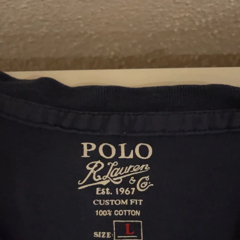 Säljer en schysst Polo raulph lauren T shirt vintage model. Hyfsat skick och fin tröja. Tveka inte höra av dig vid frågor🙌 priset går att förhandla beroende på bud. . T-shirts.