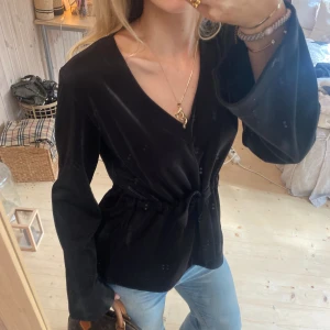 Blus - Blus / topp / tröja, SUPER snygg värkligen. Passar till såå många tillfällen ❣️❣️