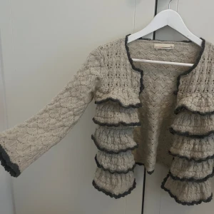 Stickad kofta - Jättefin stickad kofta från Odd Molly i storlek 2 vilket motsvarar ca S🤍🤍🤍