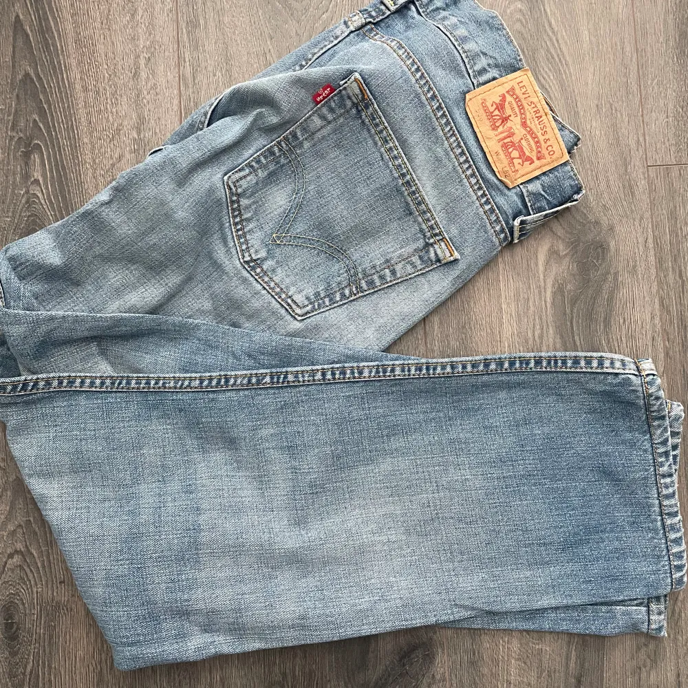 Säljer dessa skit snygga jeans, tyvärr är dem för små för mig och varit det från start så bara hunnit använda dem 1 gång. Byxorna ser ut som nya och bara andvänd. vid 1 tillfälle . Är 185 om man vill ha referens  W34 L32. Jeans & Byxor.