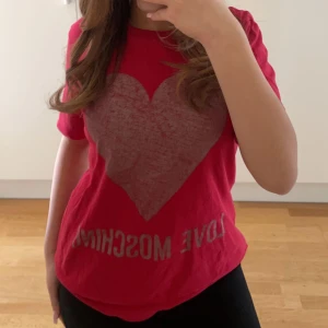 T- shirt  - Skit snygg röd t- shirt från moschino ❤️ Använd men i ett as fint skick❤️ Storlek S