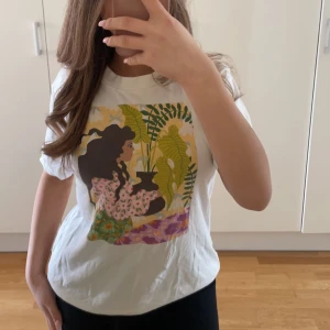 T- shirt  - En jätte skön t-shirt från monki💗 använt fåtal gånger men i fint skick. Storlek S 