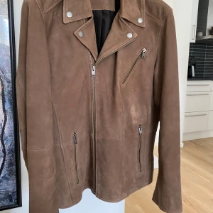 Mockajacka med antilopskinn. - Mocka med antilopskinn från Selected Homme. 