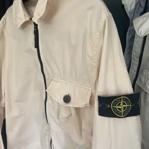 En riktigt snygg vit/beige overshirt från det trendiga märket Stone island. Säljer denna pga att den bara hänger i garderoben, så skicket är utmärkt!