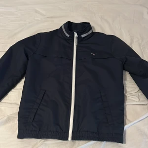 Vårjacka - Bra skick! Sälj pga att jag har växt ut den! Den är som ny! Väldigt fin till våren och inte för varm.