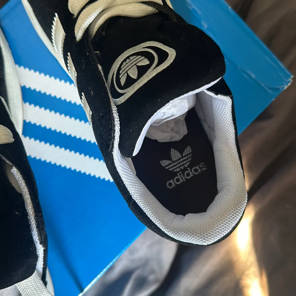 Svarta adidas campus i nyskick. Storlek 40. Säljer då det var försmå. . Skor.