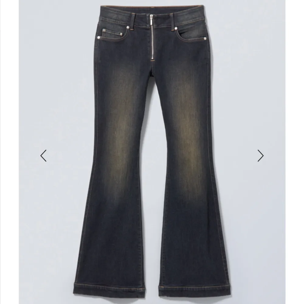 Helt nya oanvända jeans från weekday med synlig dragkedja. Säljer på grund av att de va lite för små på mig💕Ordinarie pris 670kr, köparen står för frakten!💗. Jeans & Byxor.