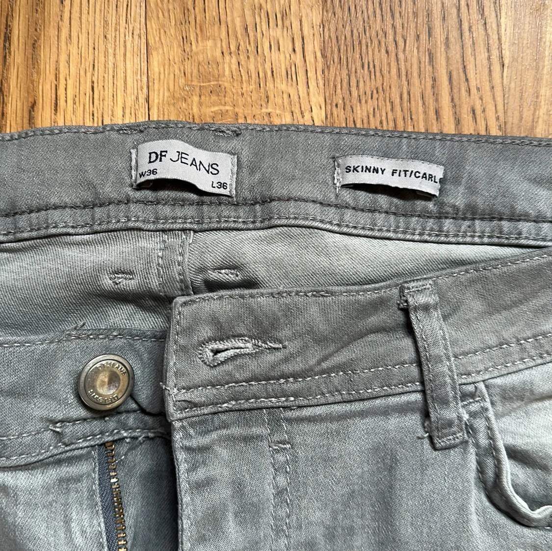 Grå byxor för män - 91