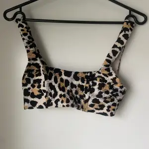 Bikiniöverdel från H&M i storlek 36 i leopardmönster. Aldrig använd men jättefin! 