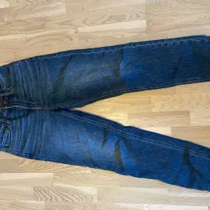 Nu säljer jag mina lee jeans för att de är för stora. De är knappt andvända och har inga defekter. Jag säljer den för 450, ny pris är 1099. De är i Str W28 L33. Fler bilder kan skickas vid intresse.