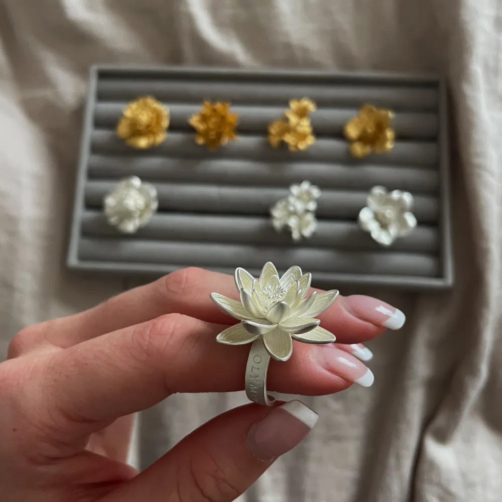 Handgjorda blomringar i högkvalitativt sterling silver (de guldiga även pläterade i 18k guld) 🌸 Släpps på hemsidan Olympiabutik.se 26/4 18:00 🌸 LIMITERAT ANTAL!. Accessoarer.