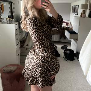 Skitsnygg trendig leopardklänning feån nakd, knapt använd💞