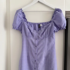 Kort lila sommarklänning  - Liten lilaruyig sommarklänning. Står ingen storlek men den sitter lite tight på mig som vanligtvis har storlek M 