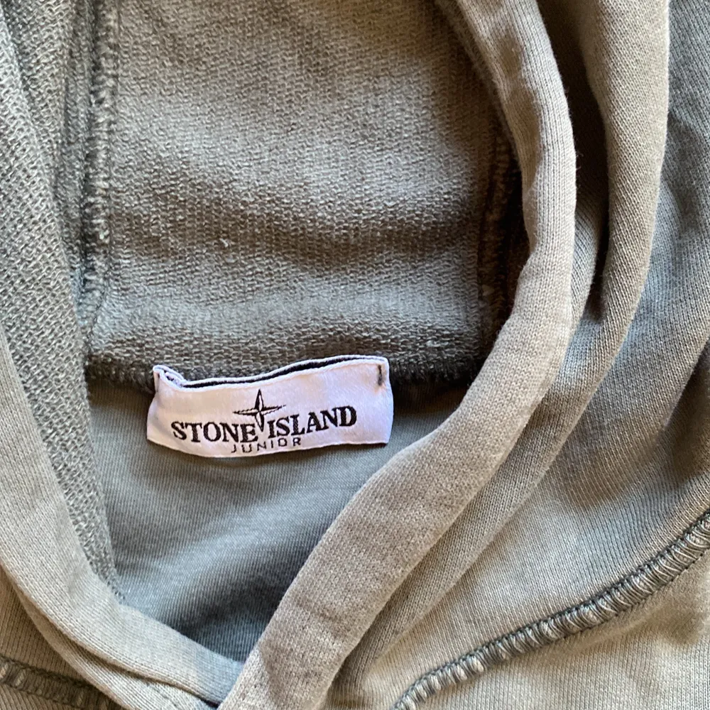 Säljer min stone island hoodie för att jag inte använde den så mycket. Den är i bra skick men har små fläckar som går att tas bort med fläckborttagningsmede. Köparen står för frakt. Går också att mötas i södra Stockholm👌.. Hoodies.