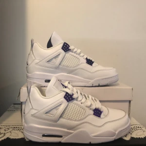 Nike Air Jordan 4s - Metallic Purple - Helt nya och oanvända Air Jordan 4s Metallic purples. Kommer med låda och kartong inne sulor för hålla borta creases. Skick 10/10. Var fri att skicka frågor om ni vill veta någonting mer eller är intresserade. Jag kan diskutera pris till lägre.