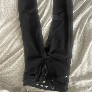 Svarta jeans för flickor i storlek XS! Säljes för 90 inga skador på jeansen och dom är i nyskick ||  