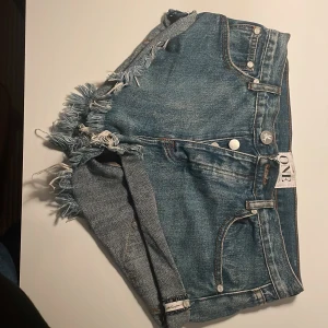 Jeansshorts  - Säljer ett par supercoola Lowrise one teaspoon jeansshorts. Shortsen är i storlek 26 då jag köpte dem här på Plick i nyskick, men de var tyvärr för stora. Kontakta gärna vid funderingar kring bilder eller frågor! Köparen står för frakten. 