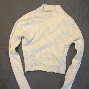 Kort vit topp! Jättefint basicplagg, inga fel 🫶🏼🫶🏼 - Skitsnygg vit topp som passar t allt! Säljs då den inte kommer till användning. Har lite högre krage och är kort. Inga fel! 💖