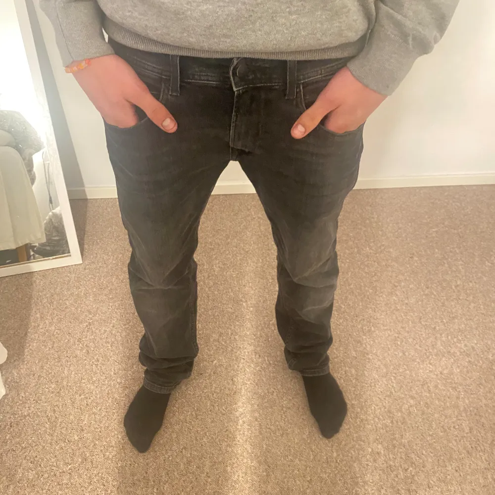 Mörkgråa Replay Jeans i bra skick! Köpta för 1300kr. Skulle kunna tänka mig att byta mot ett par andra Replay Jeans.. Jeans & Byxor.