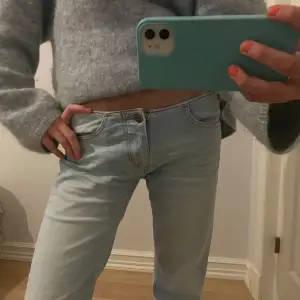 Ett par jätte coola och snygga ljusblå low waist bootcut jeans 