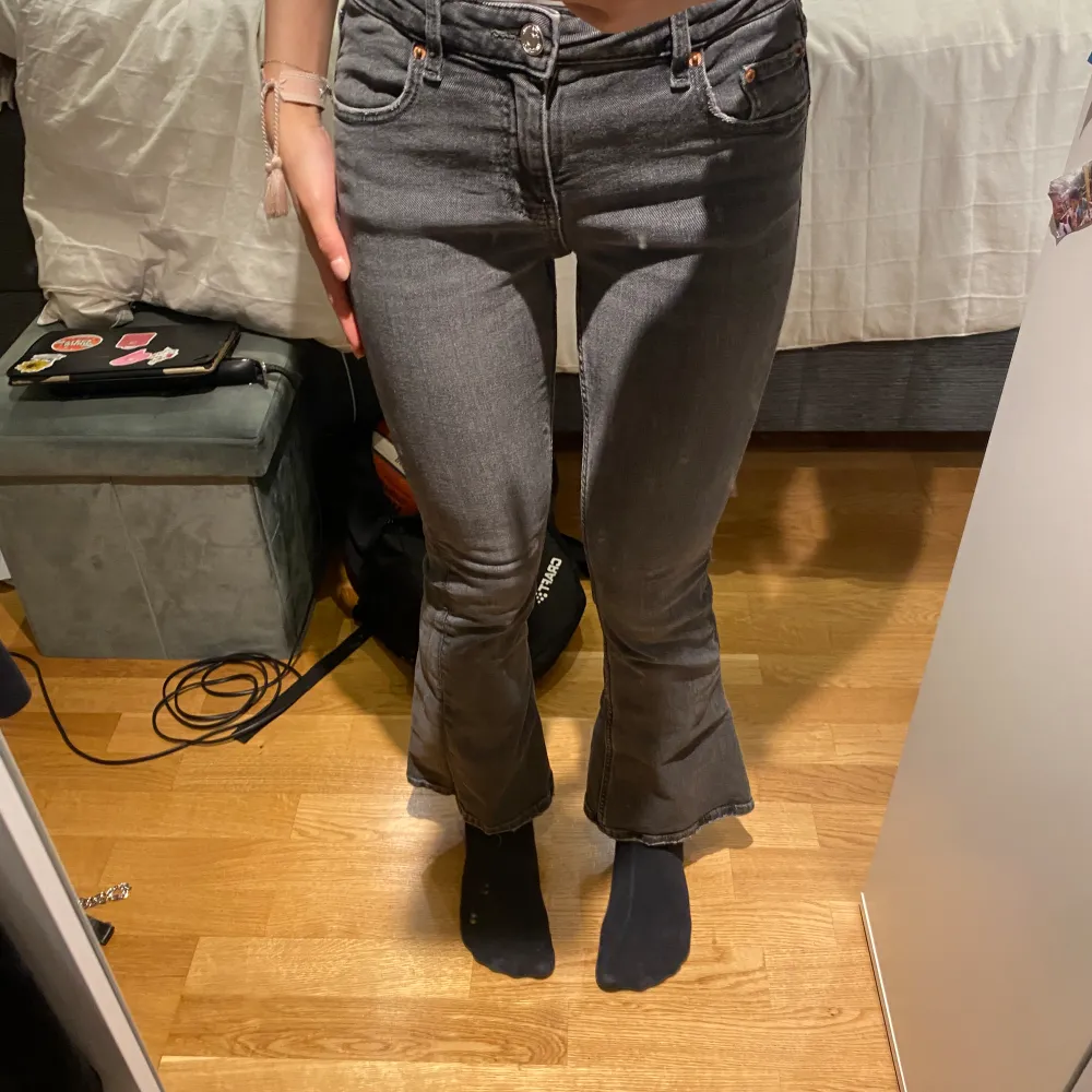 Ett par svarta jeans som jag inte har använt så mycket eftersom att dom är ganska aå tajta vid låren❤️. Jeans & Byxor.