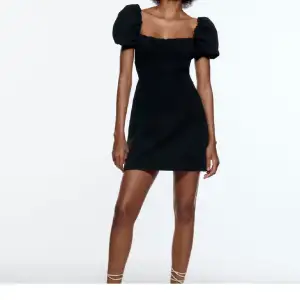 Säljer min svarta klänning från zara öppen rygg i storlek xs. Säljer då den inte kommer till användning 