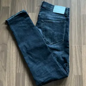 Säljer ett par tiger of Sweden jeans i storlek 32/32