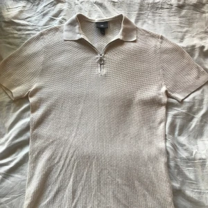 Piké  - En skön och snygg piké perfekt för sommaren! Tröjan är i nyskick och säljs då det inte riktigt finns ett överflöd av pengar. Använt tröjan 2 gånger Max och det går ej att finna slitage. Tröjan är i Xs/175 men sitter perfekt på mig som är 183!