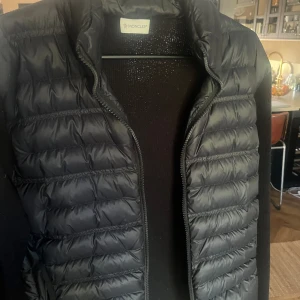 Moncler Cardigan - Riktigt schysst moncler cardigan i nyskick 10/10 utan tvekan, köpt i palma, kvitto, samt tags finns, allt nytt, affären corners bag och omslag till också! *Pris kan diskuteras vid snabb och smidig affär! 💨 