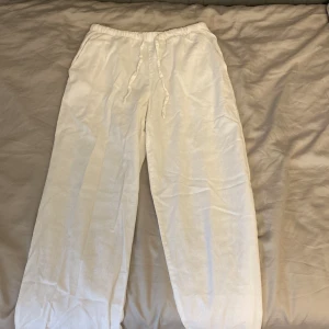 Vita linnebyxor GinaTricot - Jättesnygga linnebyxor från GinaTricot i storlek 146/152, säljer då de är för små. Lite genomskinliga som typ alla linnebyxor men syns inte så mycket, se bild 2🤍