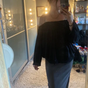 Blus  - Tunn off shoulder blus med knytning fram 