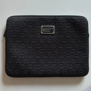 Marc Jacobs datorfodral  - Superfint datorfodral från Marc by Marc Jacobs!