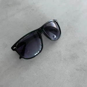 Rayban liknande solglasögon  - Ett par solglasögon som är nästan identiska med Rayban Boyfriend.  Solglasögonen är i nyskick, endast testade en gång