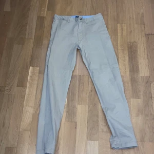 Polo chinos bra skick aldrig använda  - Polo chinos jättebra skick aldrig använt dom 10/10 perfekt till sommaren när man ska se lite fin ut 