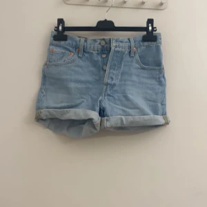 shorts  - säljer dessa ljusblåa shortsen från lewis w24, aldrig använda 