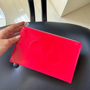 Valentino - Äkta rosa Valentiono neccisär. Ej använd🧡