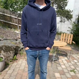 Saint Laurent Hoodie  - Storlek: S/M Färg: Mörkblå Märke: Saint Laurent Skick: 8/10 (Lite distressed som modell) 