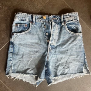 Shorts - Säljer dessa short från Zara som är i den perfekta längden. Använt Max 3 ggr, I strolek 36, säljer för 150kr + frakt. 
