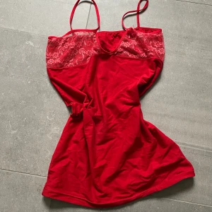 Spets y2k vintage top  - Står ingen lapp därav vet jag inte storlek eller märke. Skulle uppskatta den som en strl S, och tyvär är den för liten på mig så har inga bilder med den på! Tryck gärna på köp nu💋